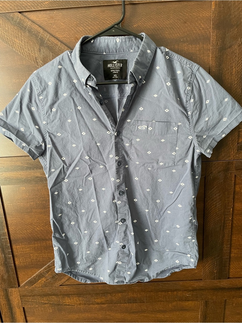 Hollister Men's Short-Sleeve Navy Button-Up Shirt with White Diamond Print